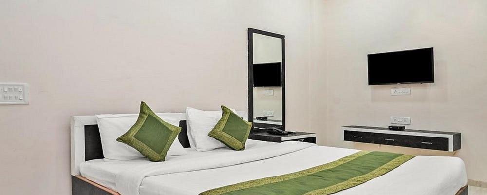 Hotel Meghmalhar Lodging Jejuri Exteriör bild